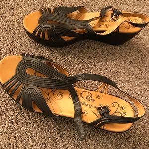 Black baretrap sandals